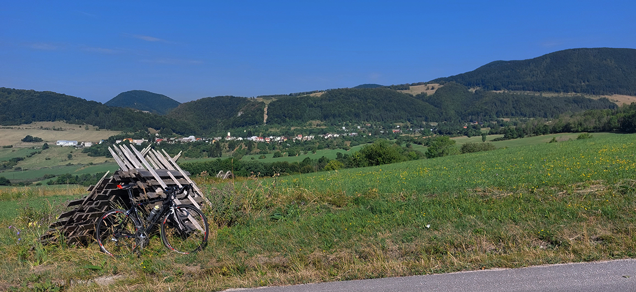 A_som_hore,_ufff:_krásne_výhľady_do_Zliechovskej_kotlinky...