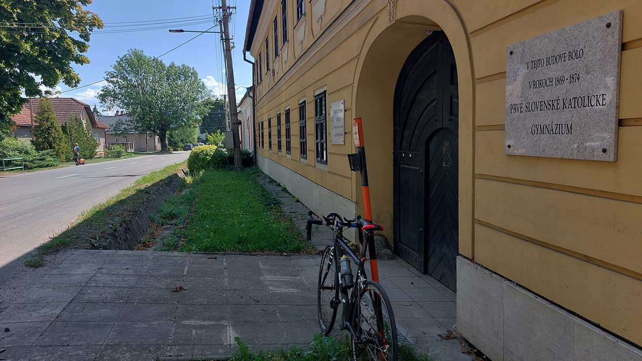 Takmer_presne_100_km_pri_budove_jedného_z_prvých_slovenských_gymnázií.