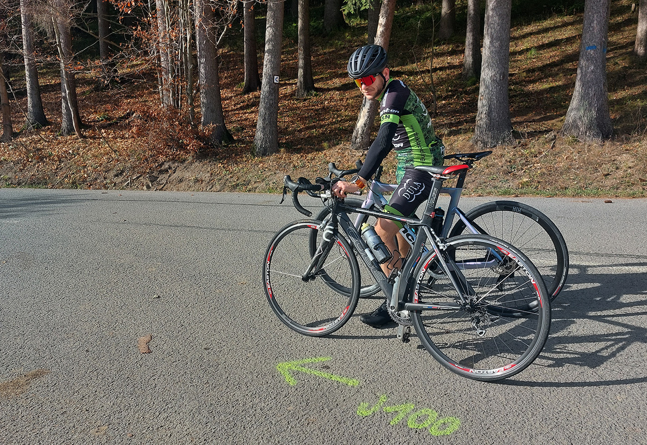 Makov – Kopanice: tu vždy stoja regulovčíci, aby rozbehnutí ultras pod auto nevbehli. Makov_–_Kopanice:_tu_vždy_stoja_regulovčíci,_aby_rozbehnutí_ultras_pod_auto_nevbehli.