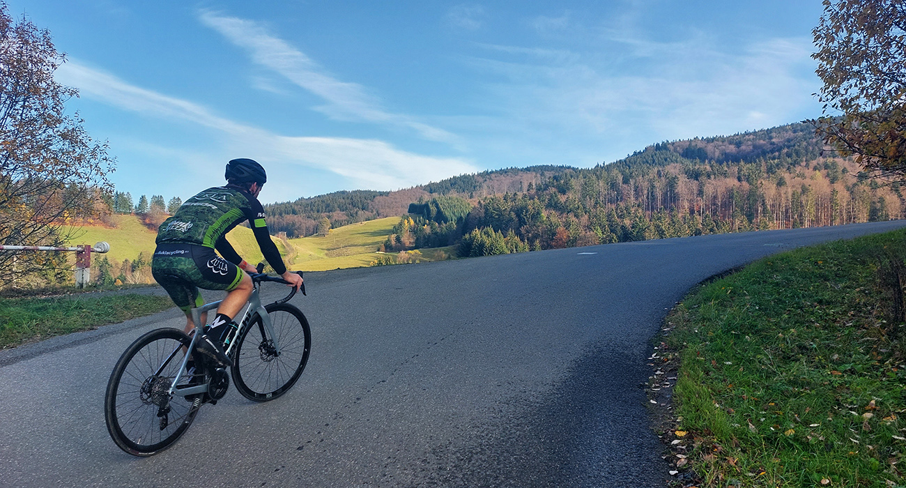 Hej, hore aj výhľady dáke by boli, len čo naobzeráš niekde v strede troch kilákov utrpenia... Hej,_hore_aj_výhľady_dáke_by_boli,_len_čo_naobzeráš_niekde_v_strede_troch_kilákov_utrpenia...