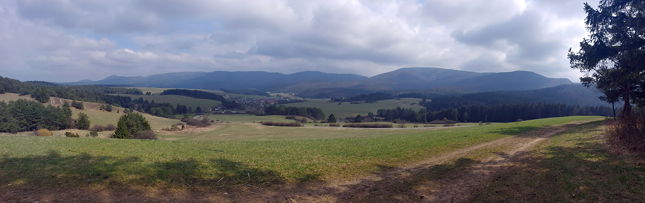 ...ale_odmenou_sú_viaceré_široké_výhľady_–_tento_ponad_Čelkovu_Lehotu.