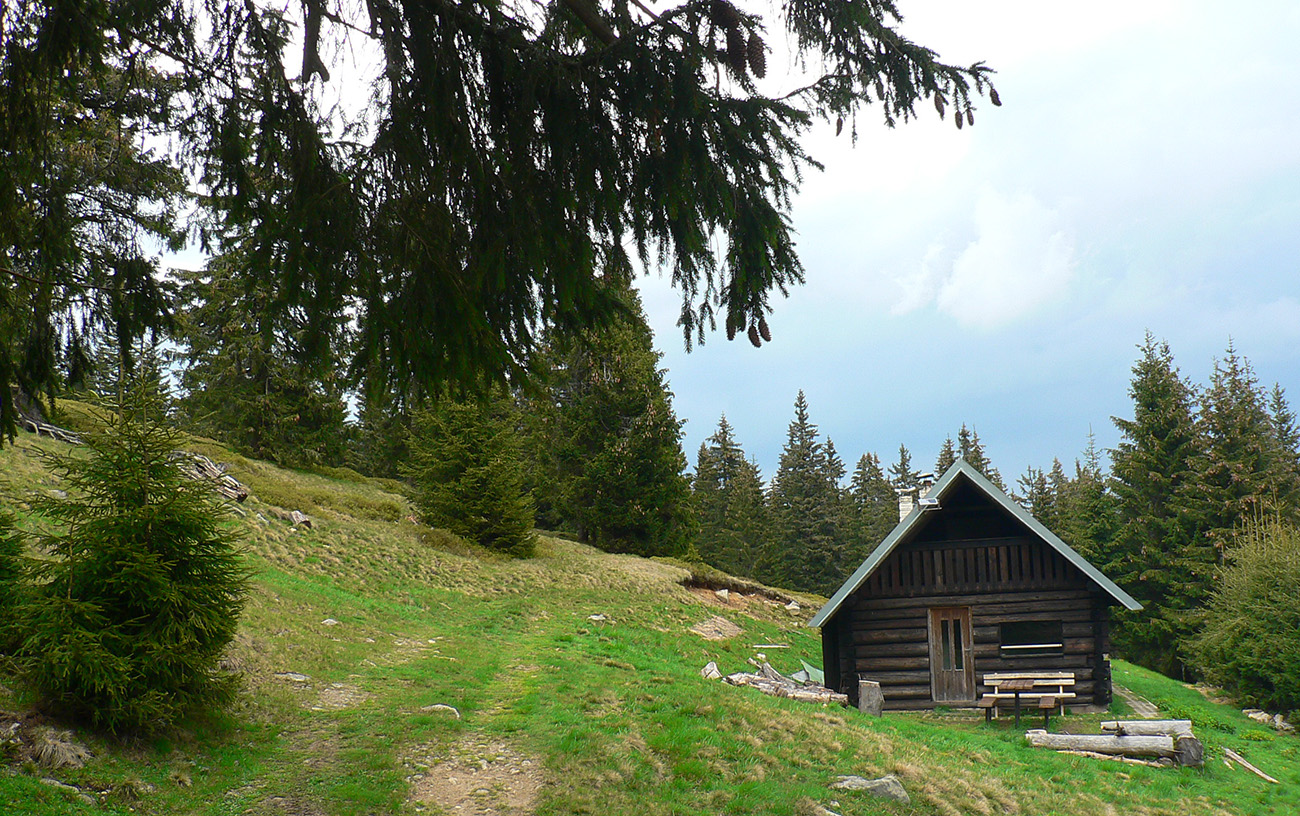 ...a sem dole na Priekopské hole ma chytro zahnalo hrmenie, prichádzajúce od Minčola. ...a_sem_dole_na_Priekopské_hole_ma_chytro_zahnalo_hrmenie,_prichádzajúce_od_Minčola.