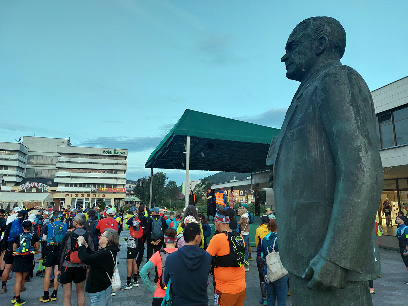 Keď nás vyhnali von: Jilemnickému sa tu stojí, keď má sako! Keď_nás_vyhnali_von:_Jilemnickému_sa_tu_stojí,_keď_má_sako!