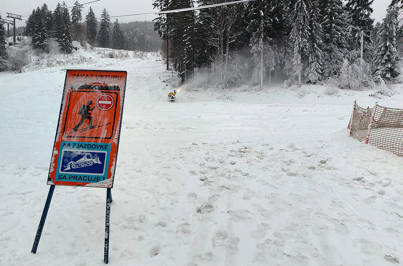 Pri_dolnej_stanici_lanovky:_na_zjazdovku_ani_na_krok!