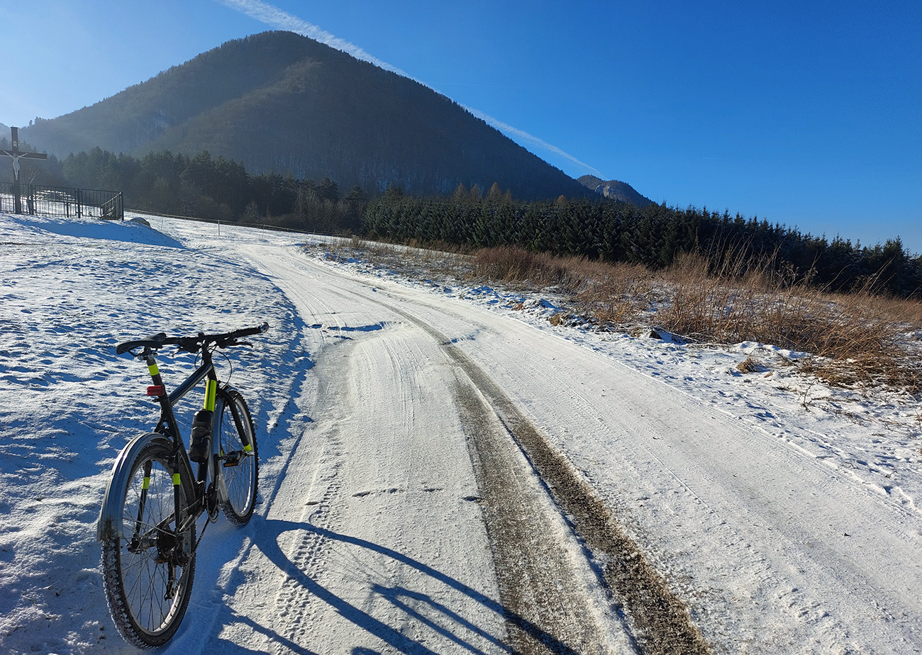 Nad_Stráňavami_takto_zo_zamrznutej_asfaltky_na_ešte_zamrznutejšiu_šotolinu.