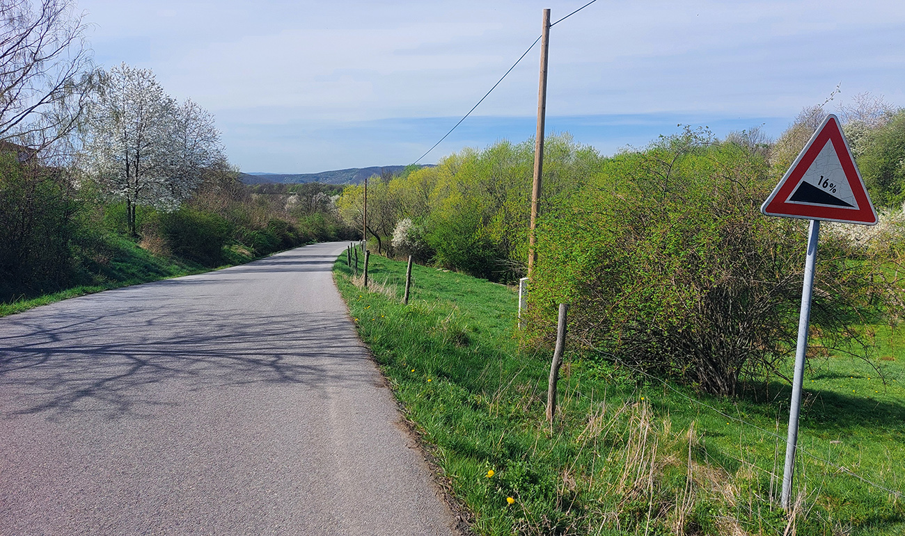 Dole z Ábelovej expresne rýchlo, našťastie stále po hladkom. Dole_z_Ábelovej_expresne_rýchlo,_našťastie_stále_po_hladkom.