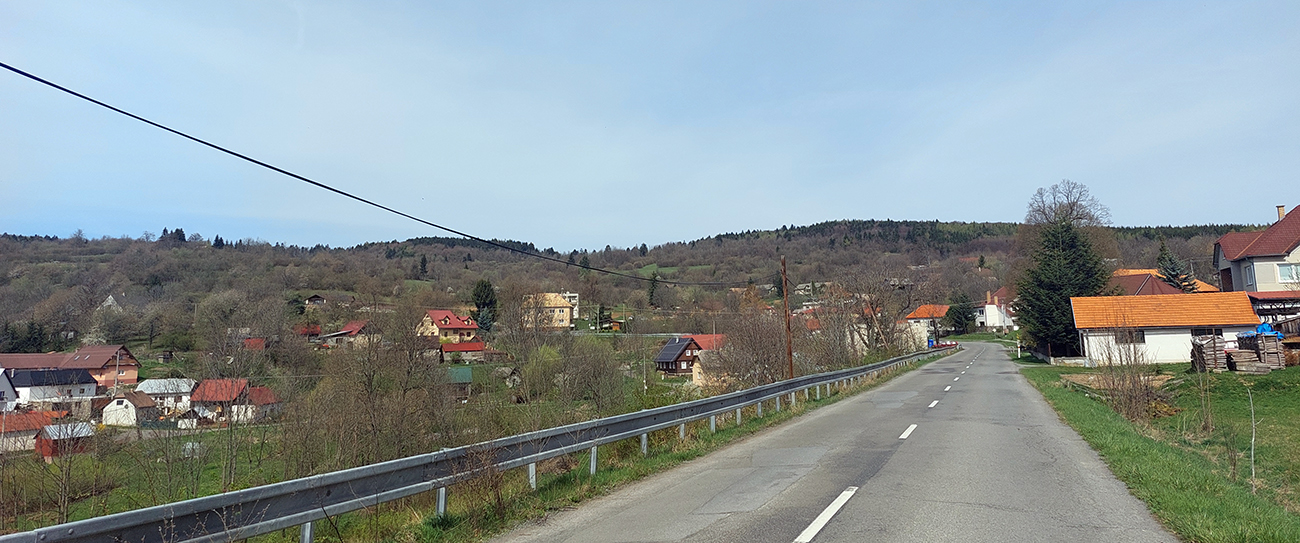 ...a o chvíľu už dlhou zákrutou traverzujem jadro Starej Huty. ...a_o_chvíľu_už_dlhou_zákrutou_traverzujem_jadro_Starej_Huty.