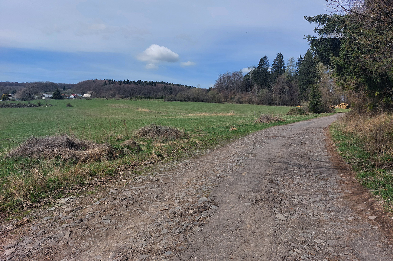 ...pod osadou Blýskavica miernejšie a po zvyškoch asfaltu. ...pod_osadou_Blýskavica_miernejšie_a_po_zvyškoch_asfaltu.