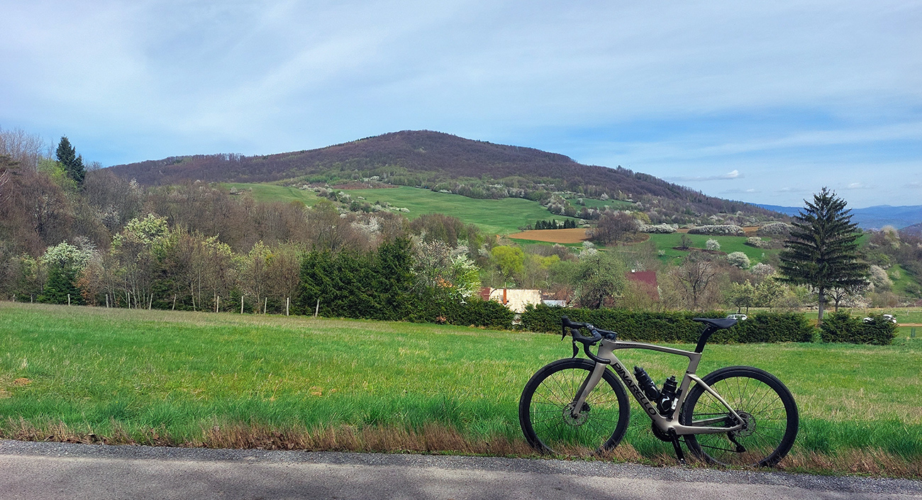 Strmo hore cez Kalinku, s Korčínom po pravej ruke. Strmo_hore_cez_Kalinku,_s_Korčínom_po_pravej_ruke.