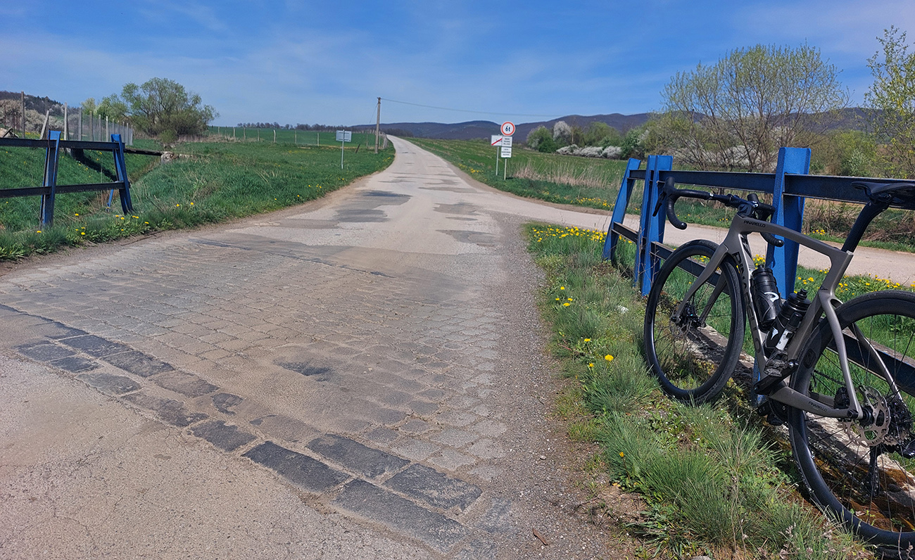Symbolický pavé – úsek za Sásou. Symbolický_pavé_–_úsek_za_Sásou.