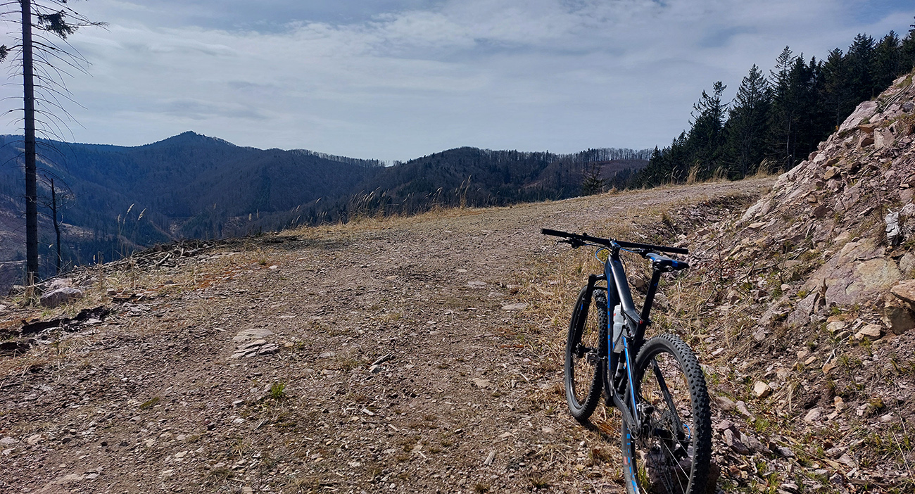 A o tú chvíľu: výhľady hádam aj ku Hnilickej Kýčere, na juh. A_o_tú_chvíľu:_výhľady_hádam_aj_ku_Hnilickej_Kýčere,_na_juh.