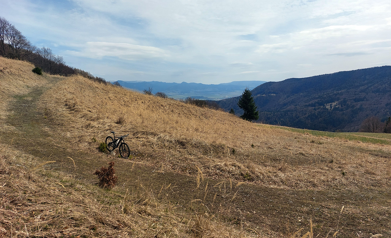 ...vo svahu nad Slovianskou dolinou - cesta klesá dvoma serpentínami. ...vo_svahu_nad_Slovianskou_dolinou_-_cesta_klesá_dvoma_serpentínami.