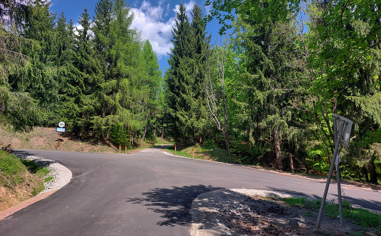 Ide sa doľava. Sprava sa pripája cesta od nádrže. Ide_sa_doľava._Sprava_sa_pripája_cesta_od_nádrže.