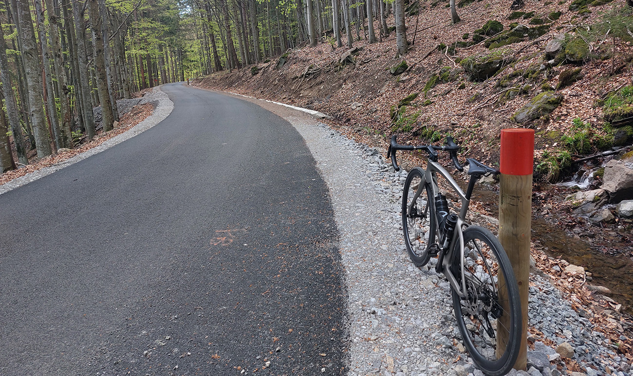 Nasledujúcich 2,5 km po rovine, ale dá sa doplniť voda. Nasledujúcich_2,5_km_po_rovine,_ale_dá_sa_doplniť_voda.