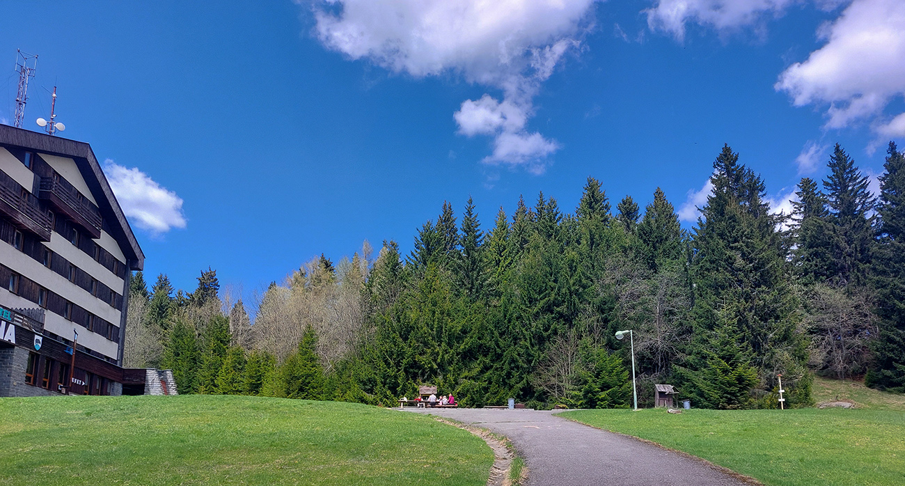 Za stromami sa už ukáže hotel... Za_stromami_sa_už_ukáže_hotel...