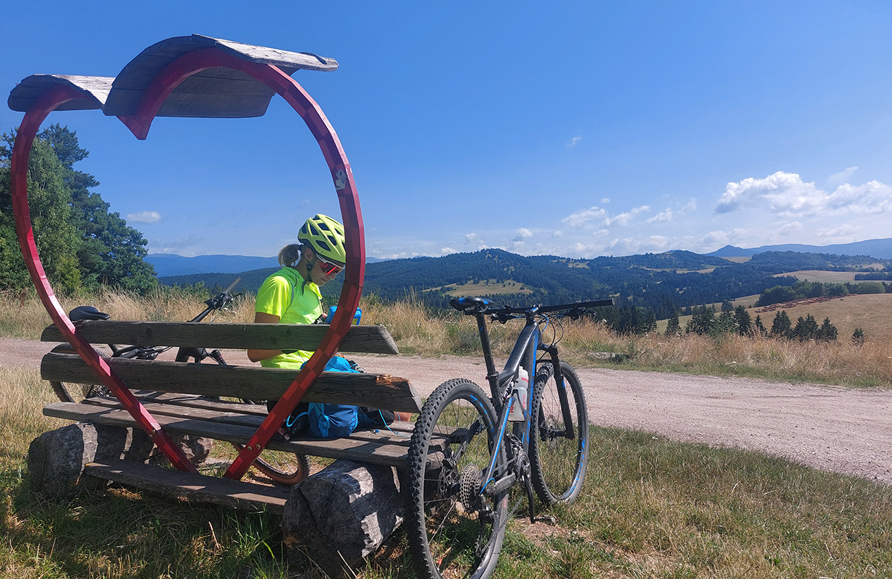 Po 3,5 km z asfaltu preč, pri tejto vyhliadke na podhorie Poľany. Po_3,5_km_z_asfaltu_preč,_pri_tejto_vyhliadke_na_podhorie_Poľany.
