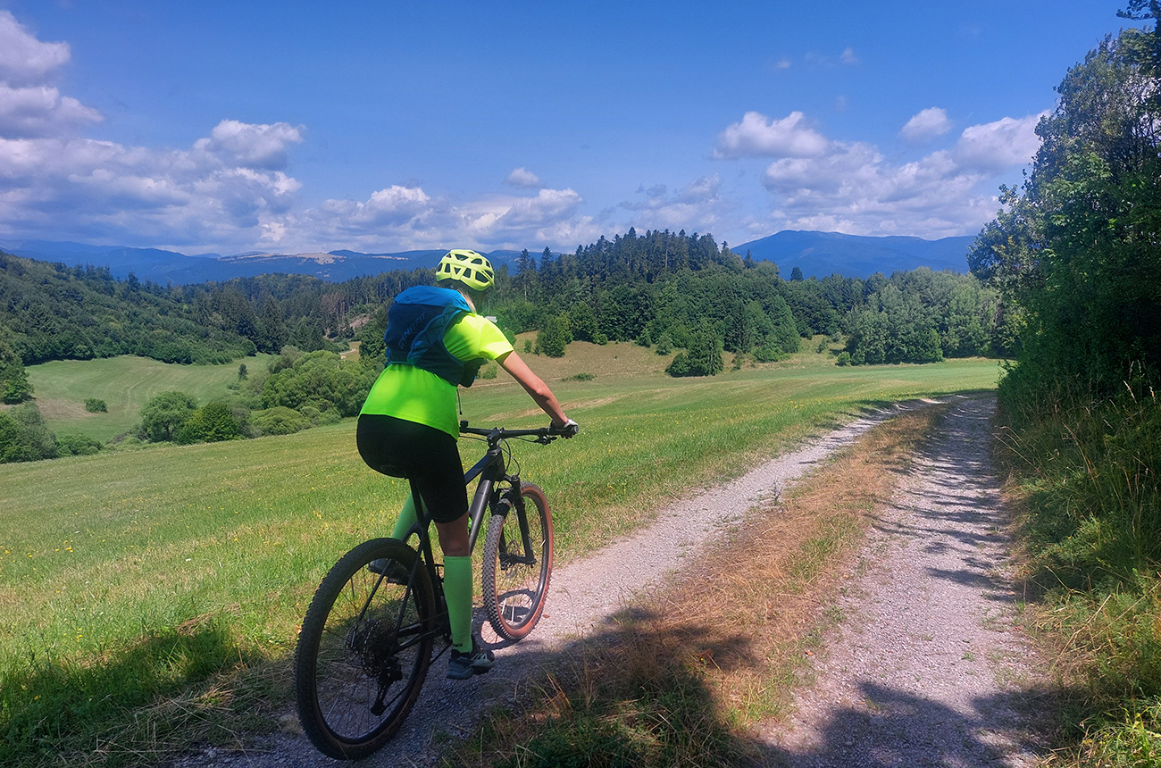 ...a o chvíľu už zjazdujeme do krasovj doliny Pôlč. ...a_o_chvíľu_už_zjazdujeme_do_krasovj_doliny_Pôlč.