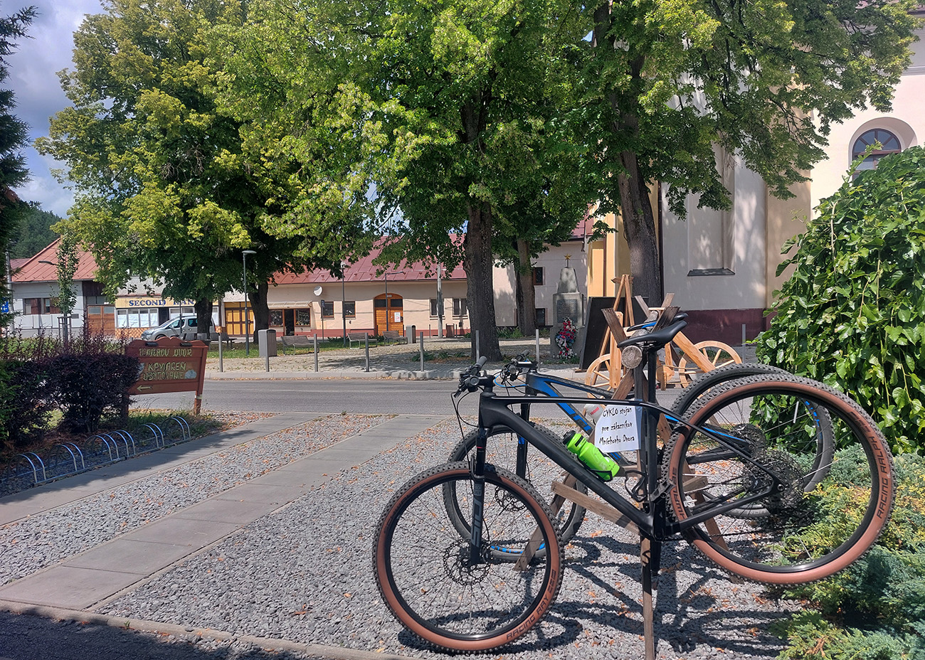 Dobre sa sedí aj visí pri kofolke v Mníchovom dvore. Dobre_sa_sedí_aj_visí_pri_kofolke_v_Mníchovom_dvore.